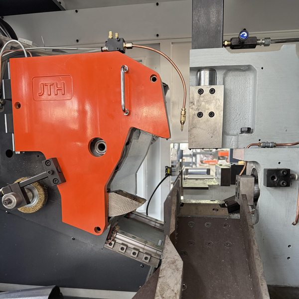 全自動(dòng)高速圓鋸機(jī)正面上料